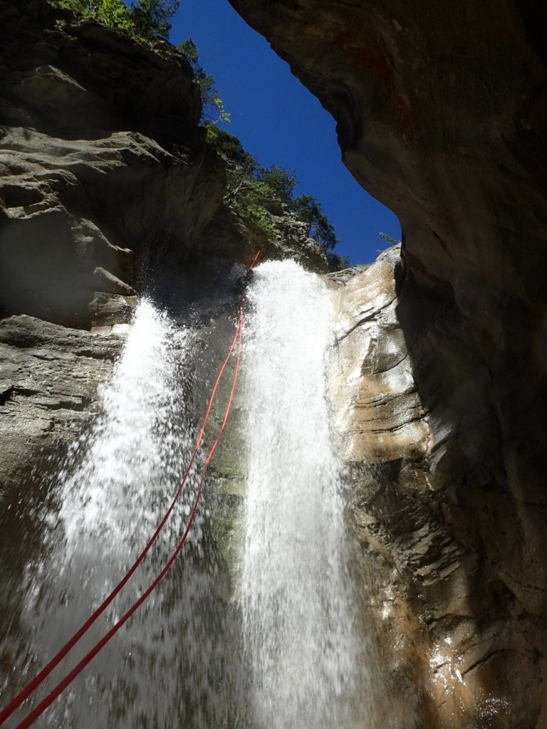 Vue de dessous de la grande cascade des Acles à serre Chevalier