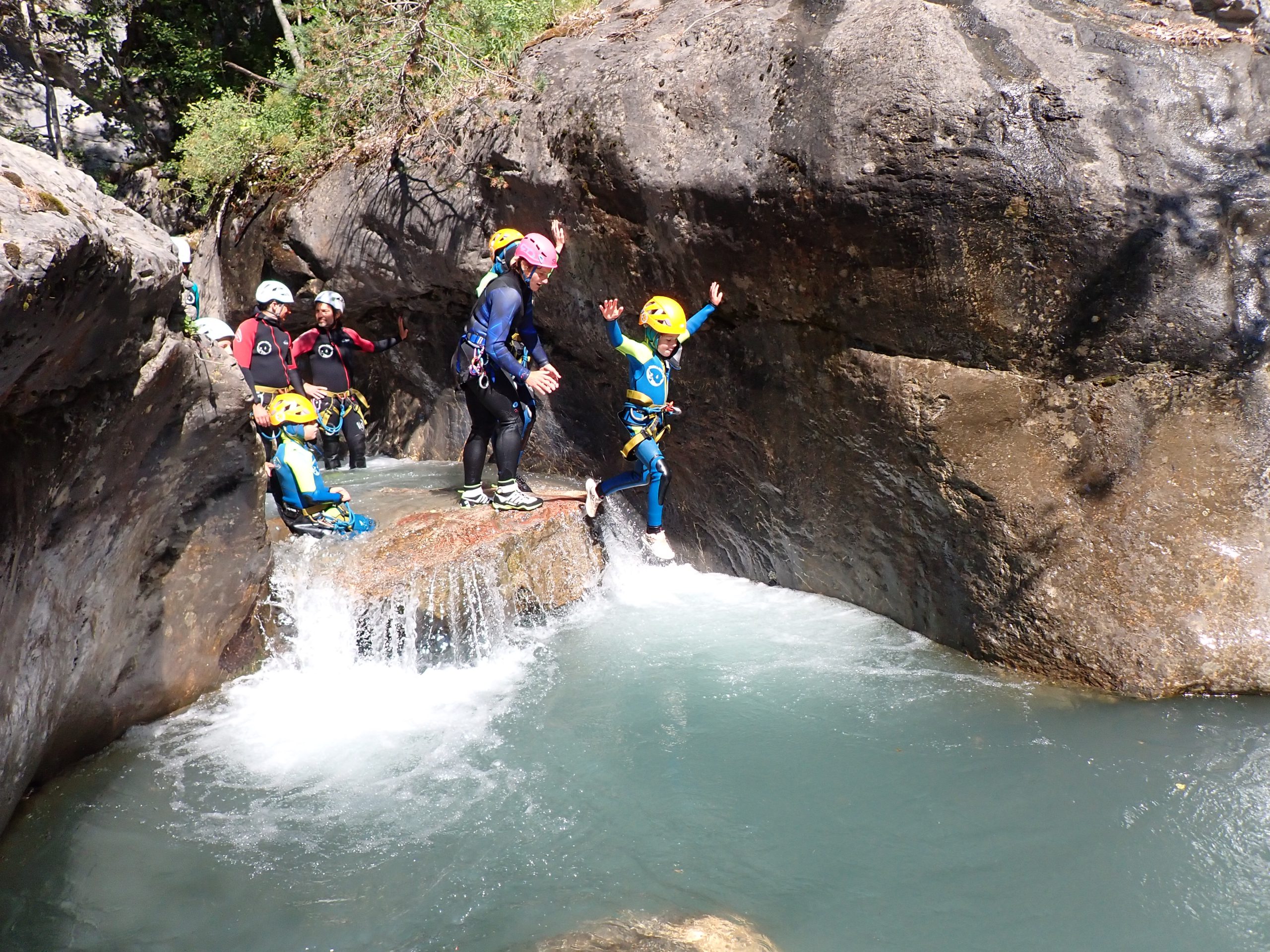 Un enfant saute dans le canyon du Fournel à Serre Chevalier