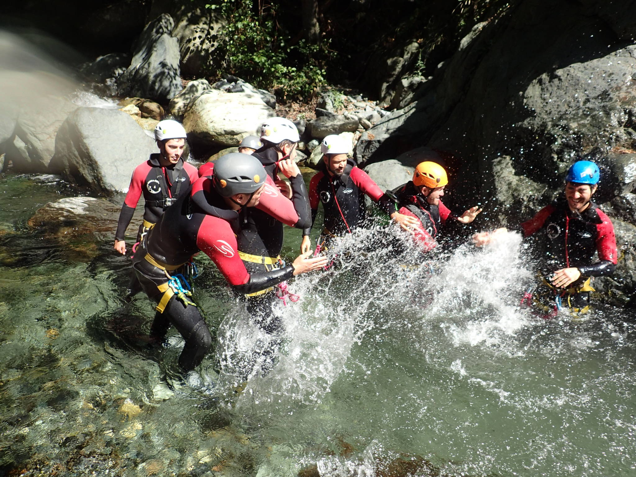 Jeux dans le canyon de Caprie en Italie près de Briançon