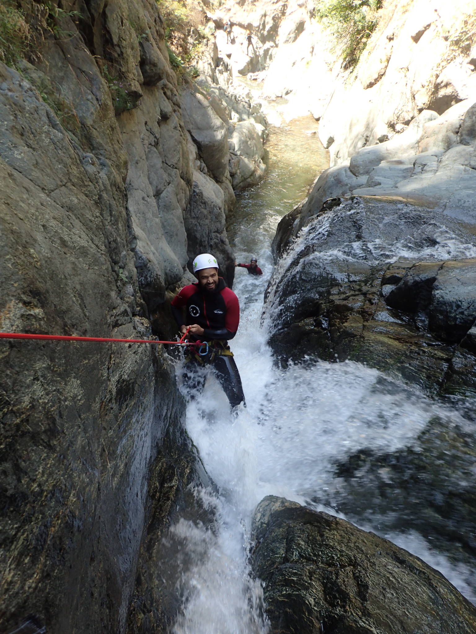Rappel arrosé dans le canyon de Caprie en Italie près de Briançon