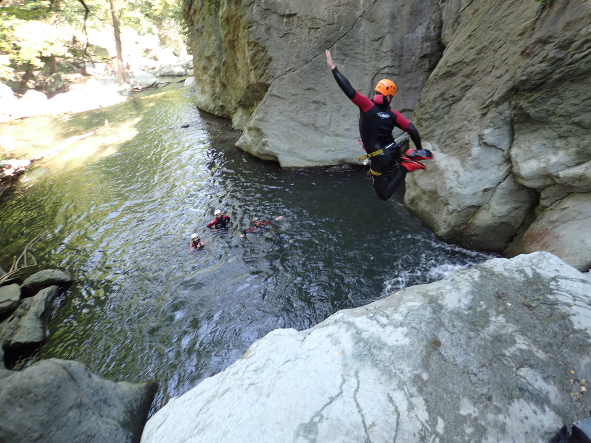 Saut dans une vasque en canyoning