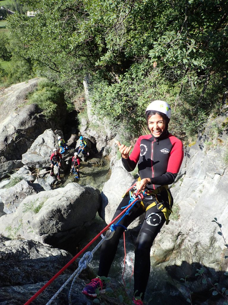 Jeune en rappel dans le canyon de l'Eychauda