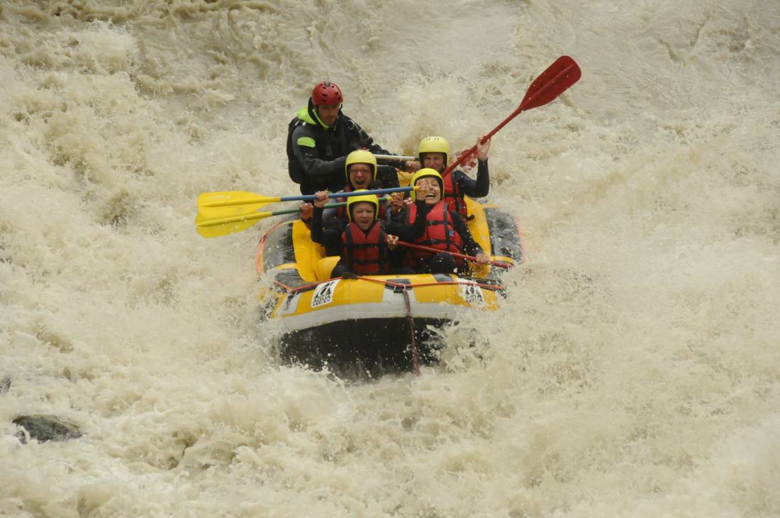 Photo d'un rafting dans un rapide d'une rivière des alpes 