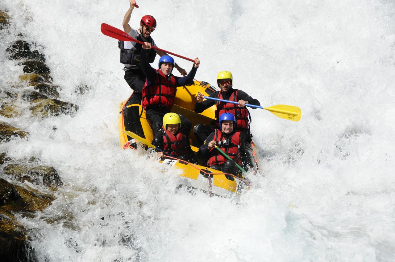 Descente en rafting sur la Basse Guisane à Serre Chevalier dans un gros rapide