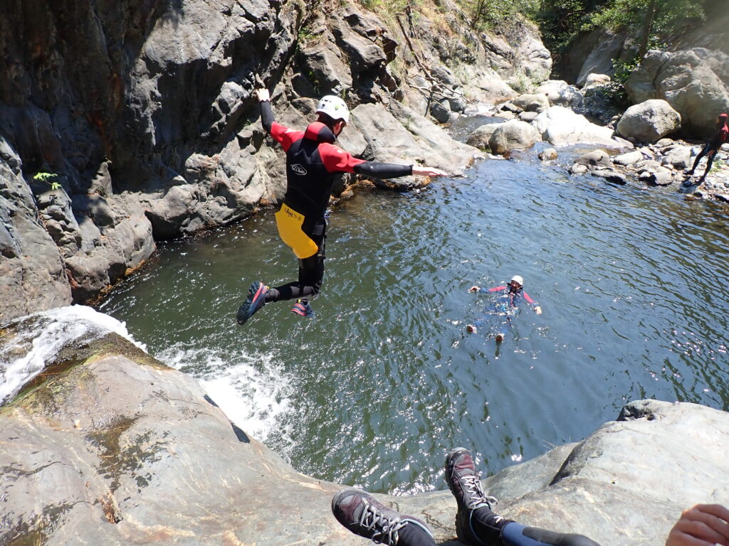 saut canyoning Italie France sportif ado